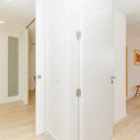 Spacious And Modern Flat With Ac 1 Min From Metro Apartment *