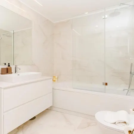 Spacious And Modern Flat With Ac 1 Min From Metro Porto
