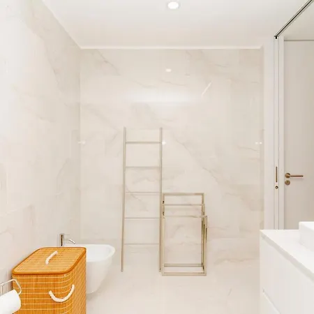 Spacious And Modern Flat With Ac 1 Min From Metro Porto