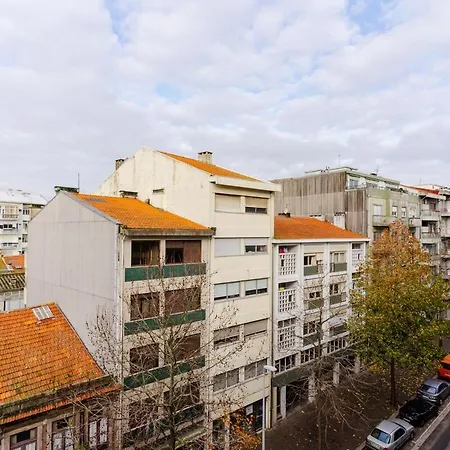 Апартаменты Spacious And Modern Flat With Ac 1 Min From Metro Порту