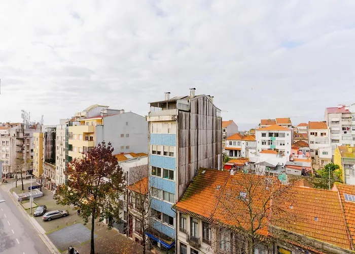 Spacious And Modern Flat With Ac 1 Min From Metro Διαμέρισμα